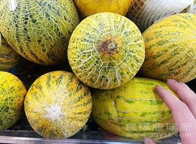 吃哈密瓜跟葡萄,夏日果香的双重享受